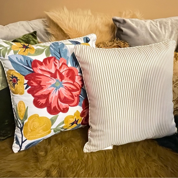 1 Pair Floral Embroidered Accent Throw Pillows (inserts included) NWOT - Picture 2 of 4